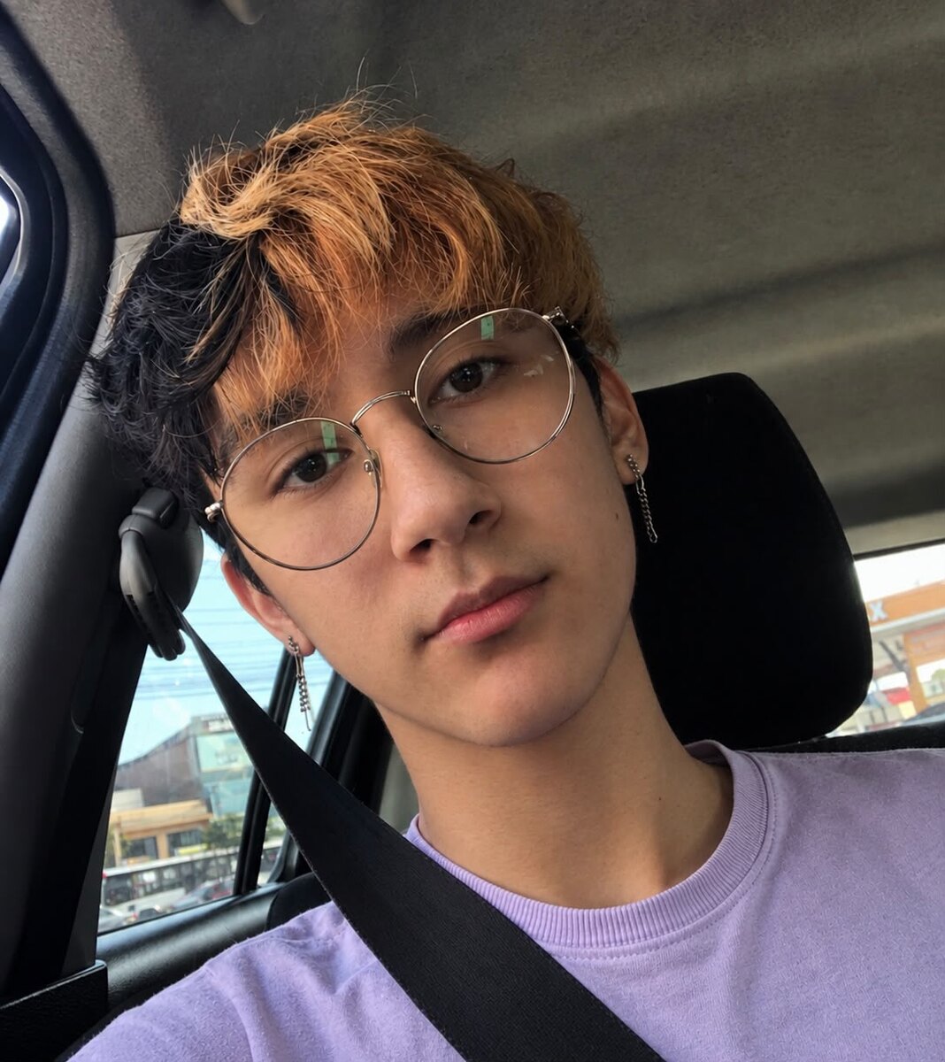 Renzo Ramos, ingeniero de software y Técnico Superior en DAM, con gafas redondas y pelo naranja